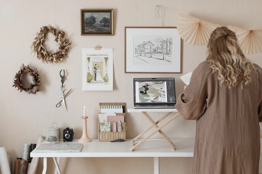 Person som arbetar stående vid portabelt skrivbord i ett hemmakontor.