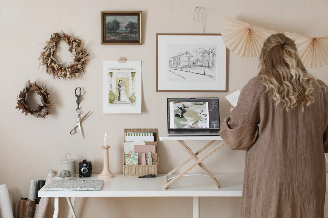 Person som arbetar stående vid portabelt skrivbord i ett hemmakontor.