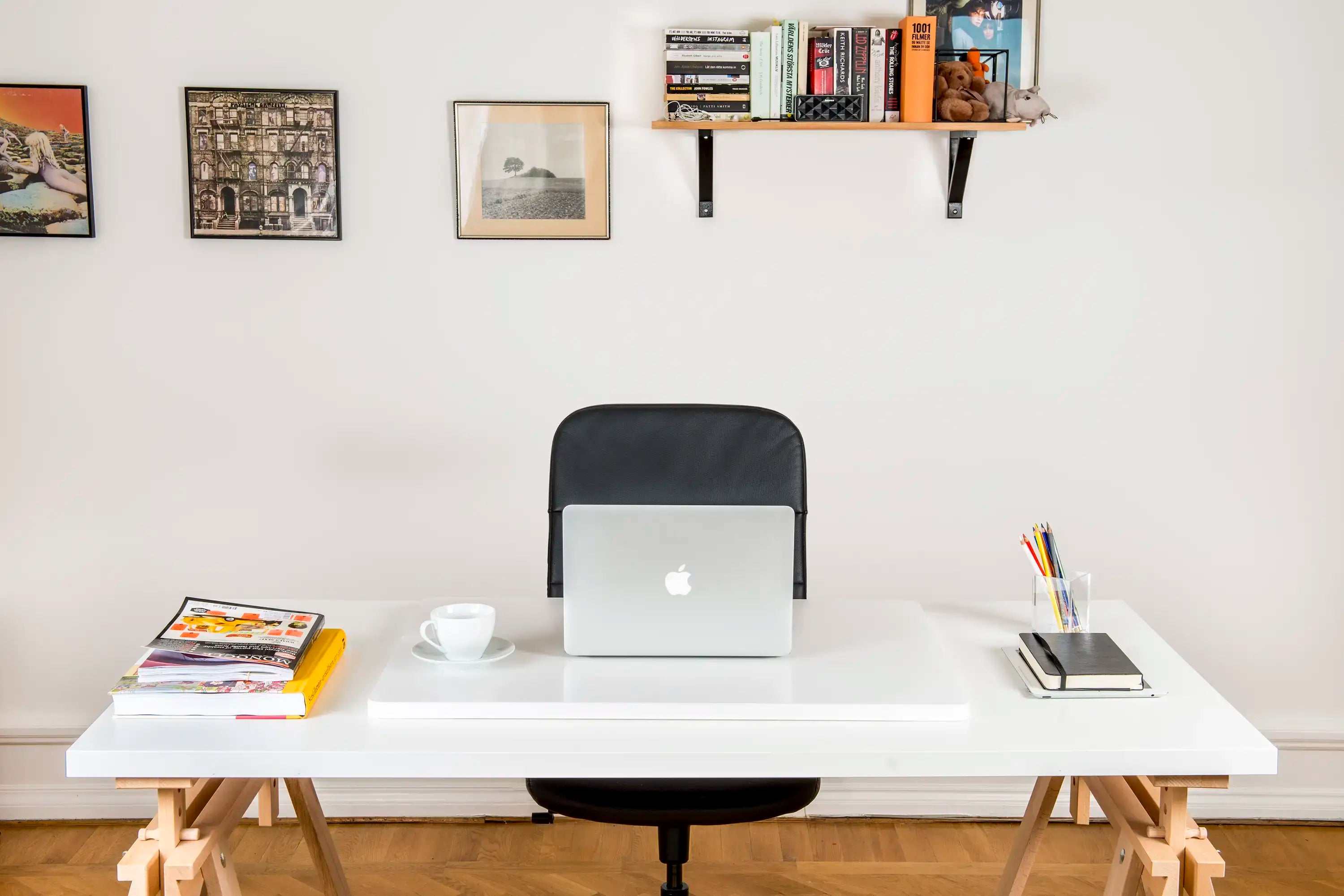Een Freedesk Desk Riser op een bureau met een laptop erop.