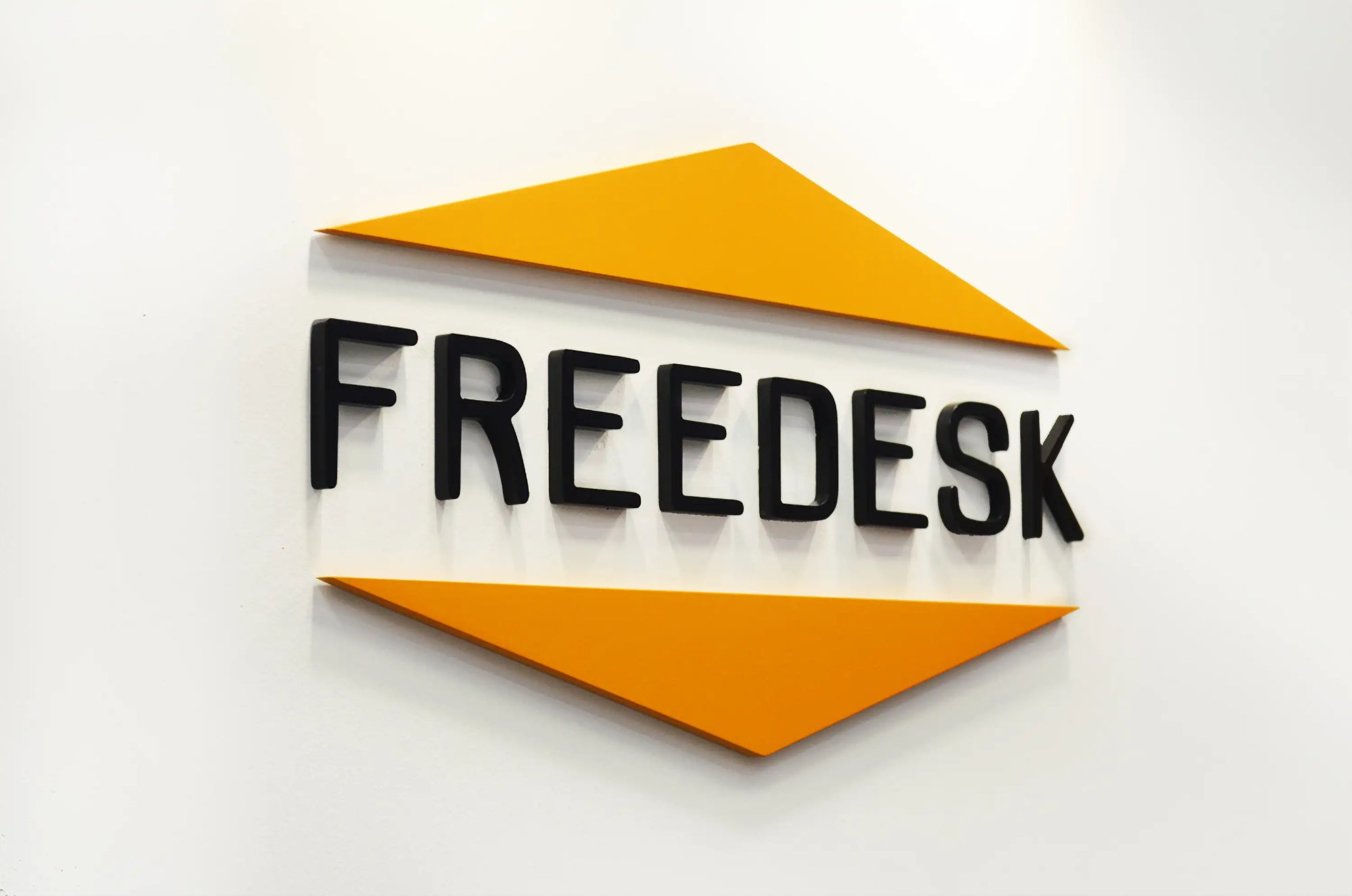 Freedesk-Logo – als Schild an einer Bürowand hängend